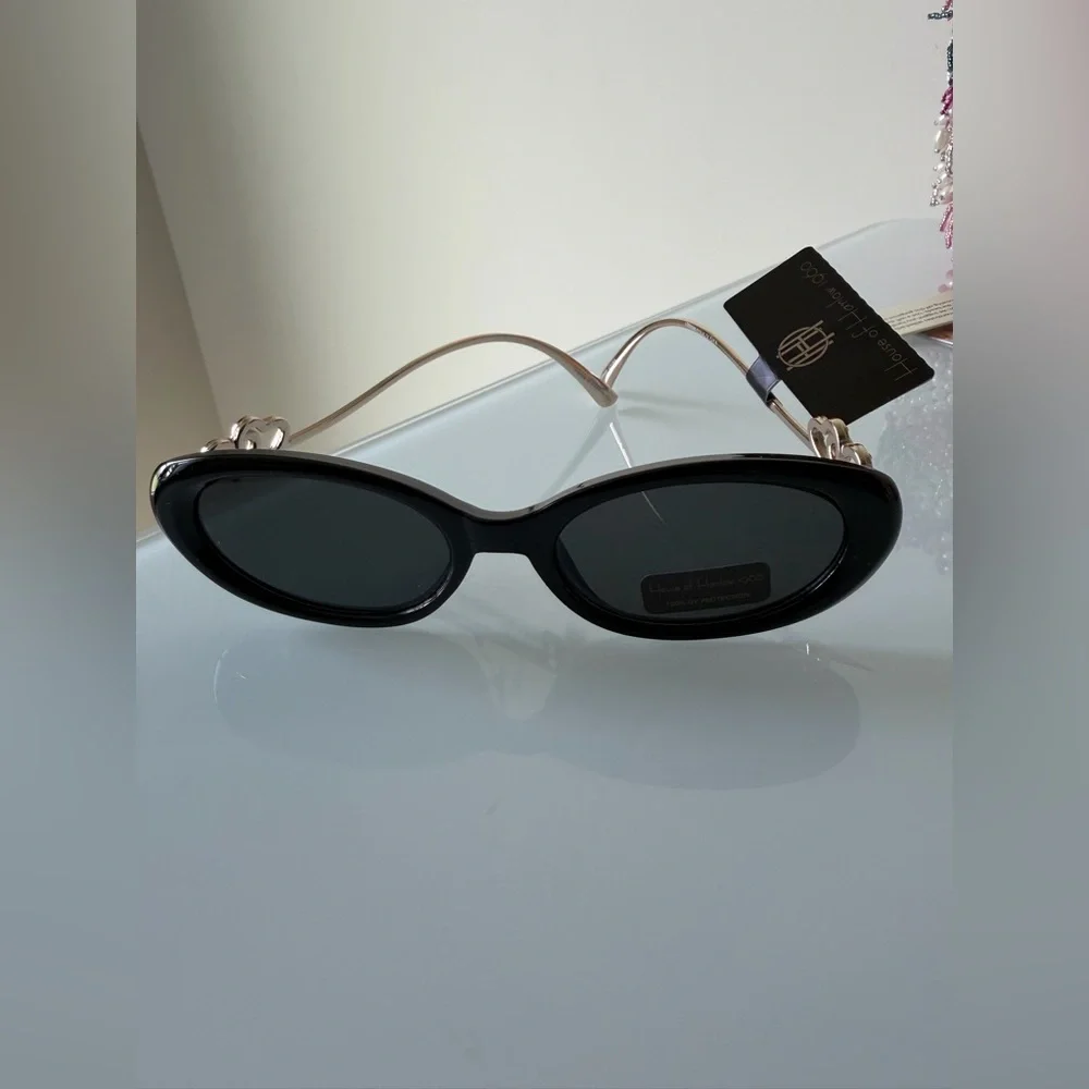 House of Harlow 1960 Black Sunglasses with Heart rhinestone  display picture 1